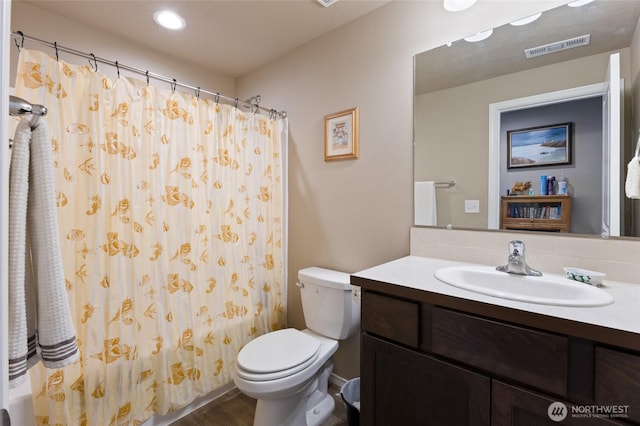 1003 NE Aspen Rd, Moses Lake, WA 98837 - bathroom with toilet, vanity, backsplash, a shower with curtain, and recessed lighting