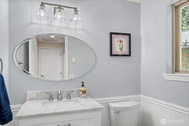 447 E Pointes Dr E, Shelton, WA 98584 - bathroom featuring wainscoting, vanity, and toilet