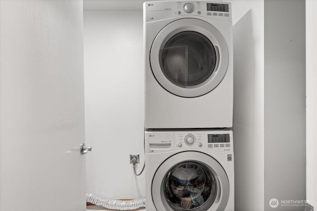 447 E Pointes Dr E, Shelton, WA 98584 - laundry room featuring stacked washer and clothes dryer