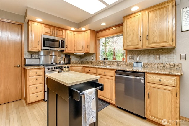 2634 59th Ave NW, Olympia, WA 98502 - kitchen featuring stainless steel appliances, light brown cabinetry, light wood-style floors, backsplash, and recessed lighting