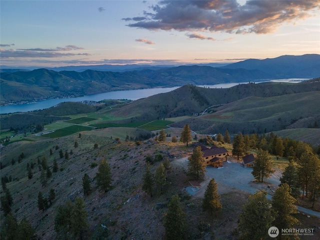 1831 Cottontail Ln, Chelan, WA 98816 - mountain view with a nearby body of water