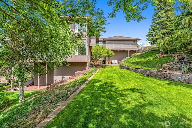 2336 Grand Ave, East Wenatchee, WA 98802 - view of grassy yard featuring a balcony