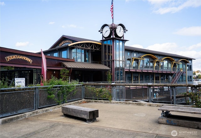 1900 N Westlake Ave N Unit 01Do7, Seattle, WA 98109 - view of building exterior featuring fence