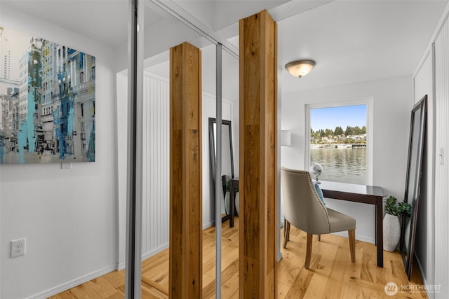 1900 N Westlake Ave N Unit 01Do7, Seattle, WA 98109 - corridor featuring light wood-style floors and baseboards