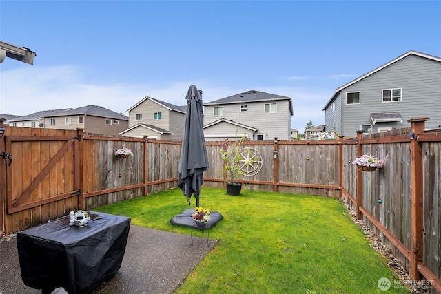 view of yard featuring a residential view