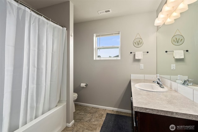 bathroom with vanity, toilet, baseboards, and shower / tub combo with curtain