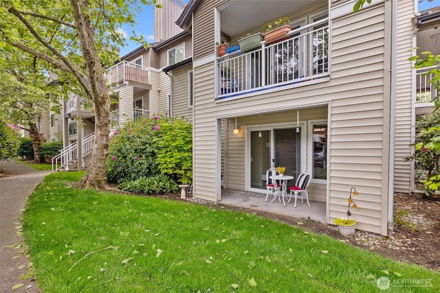 12303 Harbour Pointe Blvd Unit U109, Mukilteo, WA 98275 - view of property's community featuring a yard and a patio