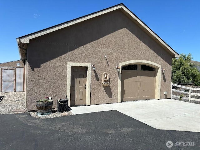 2702 N Levi St, Kennewick, WA 99338 - garage featuring concrete driveway and fence