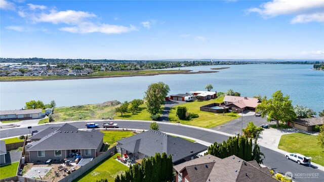 227 N Crestview Dr, Moses Lake, WA 98837 - aerial view of residential area with a nearby body of water