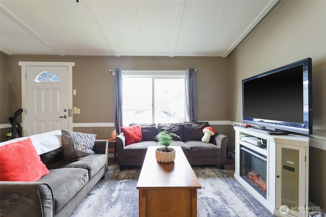 208 S Monroe St, Aberdeen, WA 98520 - living area featuring lofted ceiling