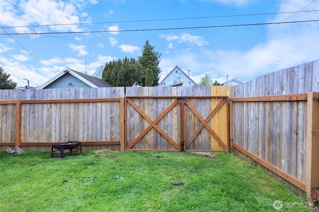 208 S Monroe St, Aberdeen, WA 98520 - view of yard featuring a gate