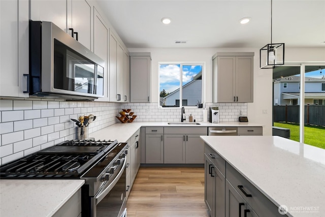 12605 179th St E, Puyallup, WA 98374 - kitchen featuring appliances with stainless steel finishes, gray cabinetry, a sink, and recessed lighting