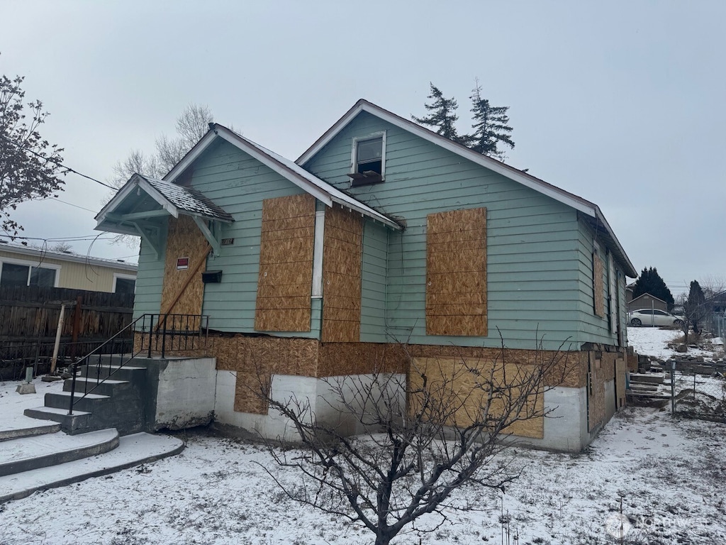 816 S Chelan Ave, Wenatchee, WA 98801 - view of front facade with fence
