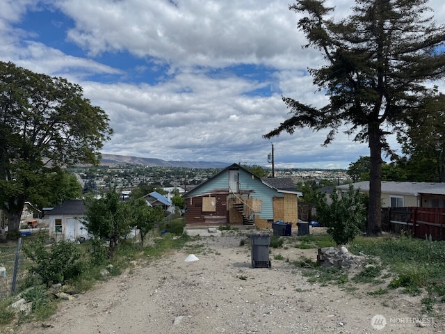816 S Chelan Ave, Wenatchee, WA 98801 - back of house with fence, a mountain view, and driveway