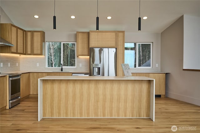 27208 J Ln, Ocean Park, WA 98640 - kitchen featuring stainless steel appliances, a sink, light wood-style floors, recessed lighting, and backsplash