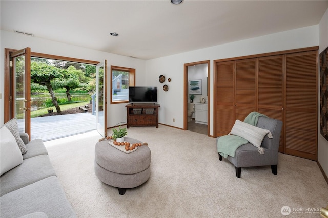 11423 NE 104th St, Kirkland, WA 98033 - living area with light carpet