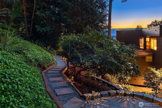 13707 SE 51st Pl, Bellevue, WA 98006 - view of yard at dusk