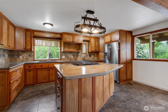 211 Blake St, Enumclaw, WA 98022 - kitchen with stainless steel fridge with ice dispenser, a sink, backsplash, and healthy amount of natural light