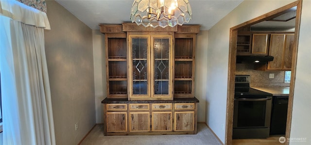 82 Marjory Ln, Sequim, WA 98382 - kitchen with stainless steel electric range oven, under cabinet range hood, a chandelier, tasteful backsplash, and baseboards