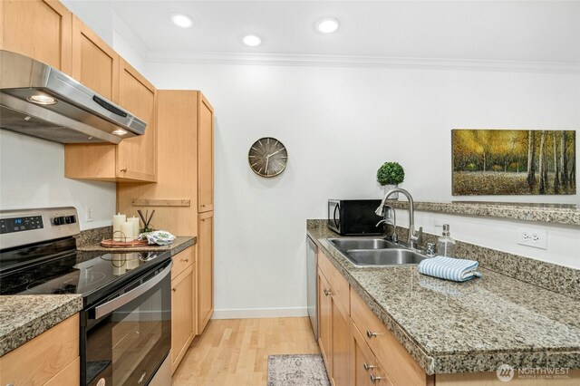 25025 SE Klahanie Blvd Unit D204, Sammamish, WA 98029 - kitchen with stainless steel appliances, under cabinet range hood, a sink, crown molding, and light wood-type flooring