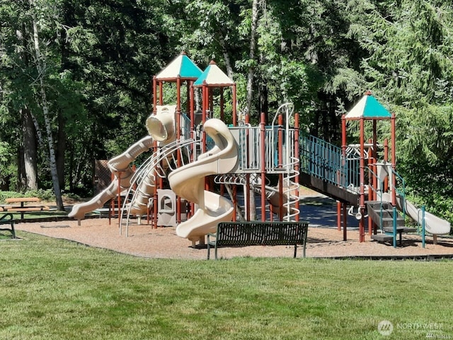 25025 SE Klahanie Blvd Unit D204, Sammamish, WA 98029 - communal playground with a yard