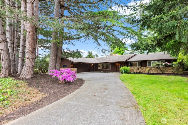 907 Baker St, Bellingham, WA 98225 - ranch-style home featuring asphalt driveway, a front lawn, and a garage