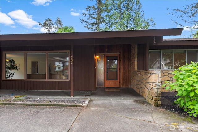 907 Baker St, Bellingham, WA 98225 - entrance to property featuring stone siding