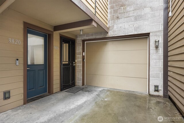 3818 S Hudson St Unit A, Seattle, WA 98118 - garage with driveway