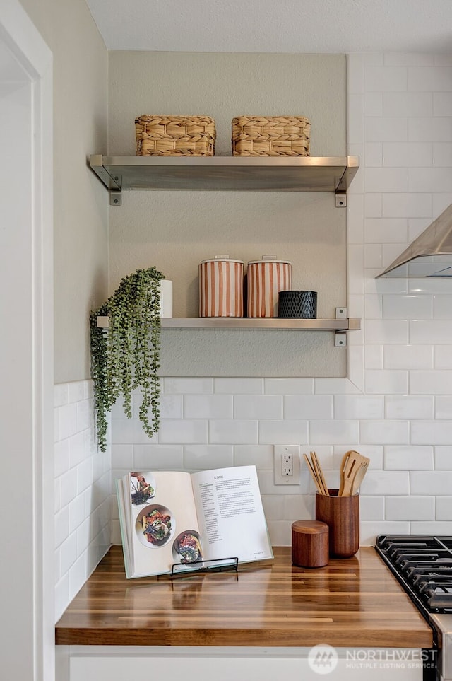 9419 39th Ave S, Seattle, WA 98118 - detailed view of open shelves and tasteful backsplash