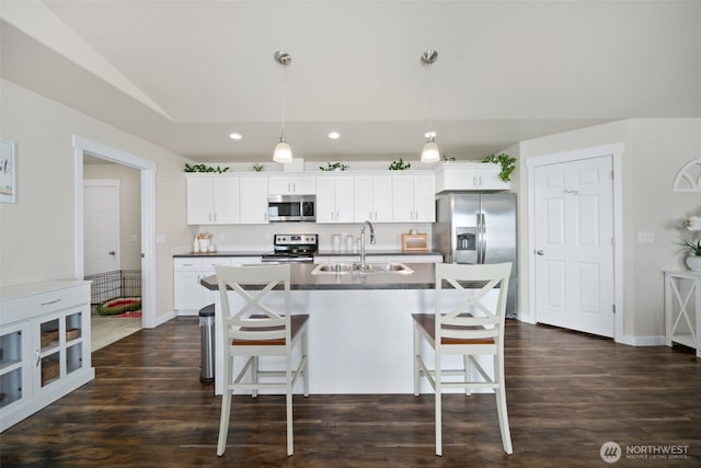 1620 2nd Ave SW, Quincy, WA 98848 - kitchen featuring appliances with stainless steel finishes, a sink, recessed lighting, a breakfast bar, and a center island with sink