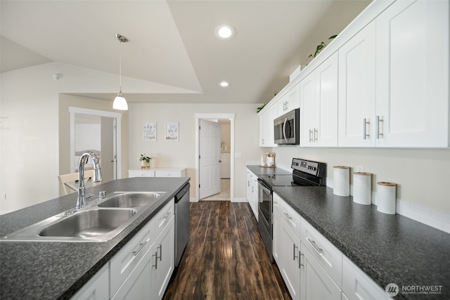 1620 2nd Ave SW, Quincy, WA 98848 - kitchen featuring appliances with stainless steel finishes, a sink, recessed lighting, dark countertops, and white cabinetry