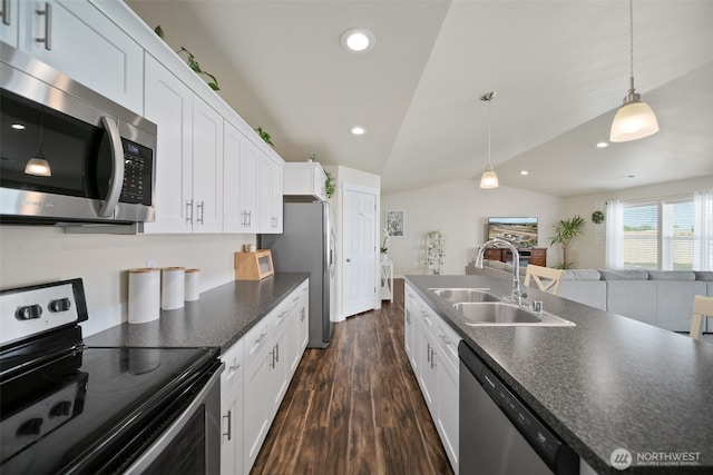 1620 2nd Ave SW, Quincy, WA 98848 - kitchen featuring appliances with stainless steel finishes, a sink, vaulted ceiling, dark countertops, and dark wood-type flooring