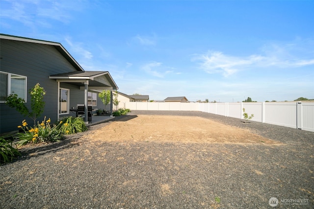 1620 2nd Ave SW, Quincy, WA 98848 - fenced backyard with a patio area