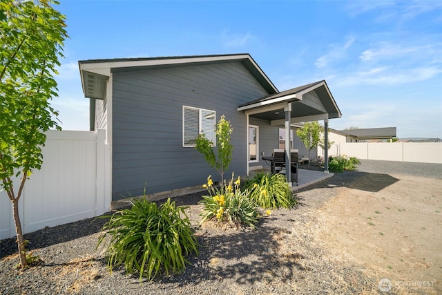 1620 2nd Ave SW, Quincy, WA 98848 - view of side of home with a patio and a fenced backyard