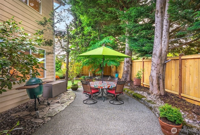 10820 NE 144th Ct, Kirkland, WA 98034 - fenced backyard with a patio area and outdoor dining space