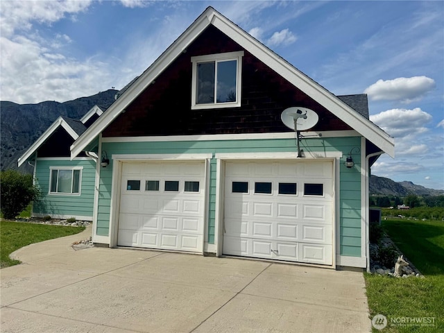 31 Apple Meadow Dr, Tonasket, WA 98855 - garage featuring a mountain view and driveway
