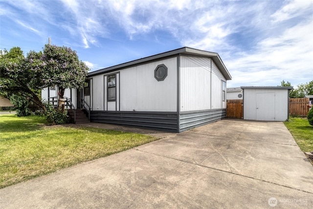 545 NE Troutdale Ave, College Place, WA 99324 - view of front of home featuring driveway