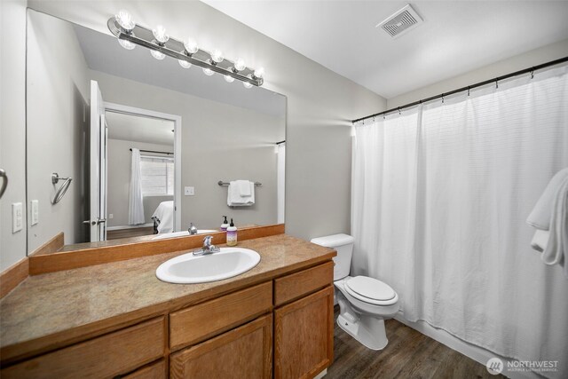 1348 Wheatridge Dr, East Wenatchee, WA 98802 - ensuite bathroom featuring toilet, wood finished floors, vanity, and curtained shower