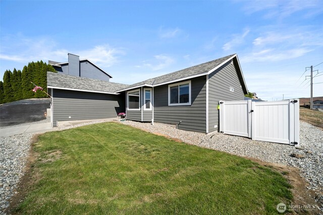 1348 Wheatridge Dr, East Wenatchee, WA 98802 - view of front of property featuring a front lawn, a gate, and roof with shingles
