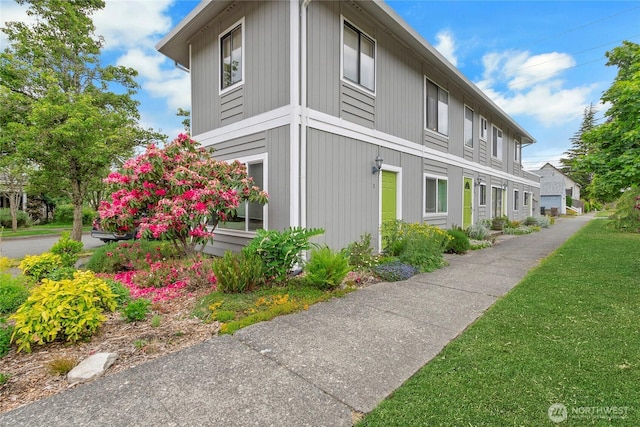1415 N 11th St Unit 7, Tacoma, WA 98403 - view of side of property with a lawn