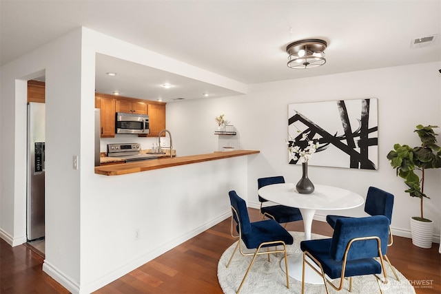 16929 Inglewood Rd NE Unit C206, Kenmore, WA 98028 - dining area with dark wood finished floors, baseboards, and recessed lighting