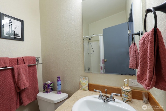 1427 100th St SW Unit 57, Everett, WA 98204 - bathroom with curtained shower, a textured wall, toilet, and vanity