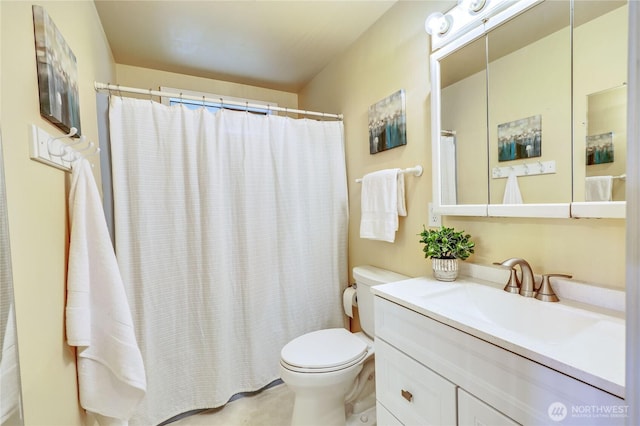 full bath with toilet, vanity, and a shower with curtain