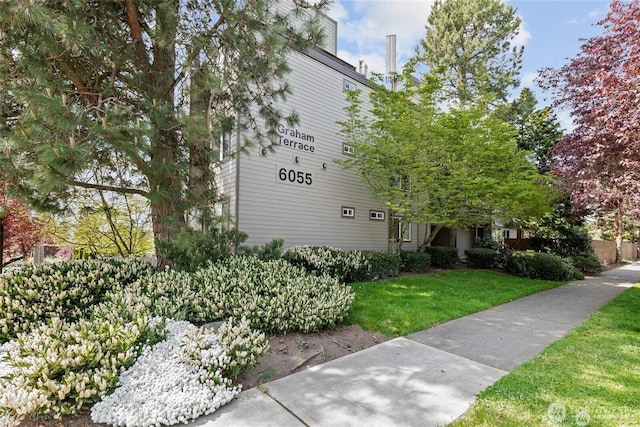 6055 35th Ave SW Unit 207, Seattle, WA 98126 - view of front of property with a front yard