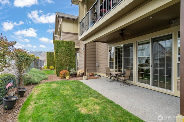 1051 N Baker Unit B104, East Wenatchee, WA 98802 - view of yard featuring a balcony, a patio, ceiling fan, and a mountain view