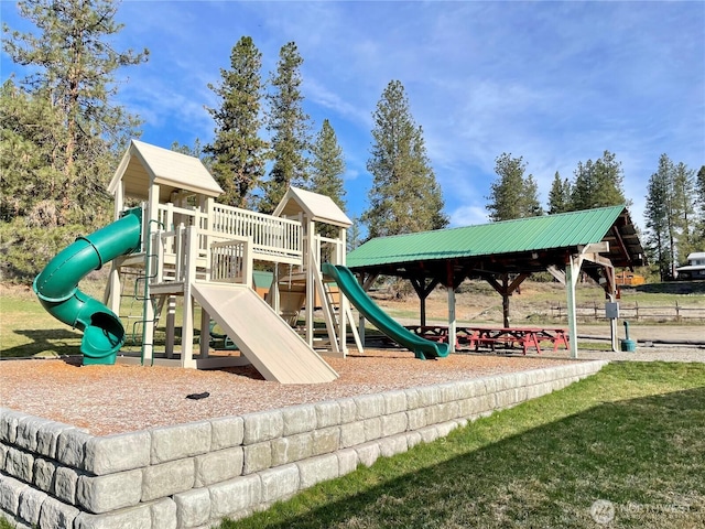 7 Fringe Cup Rd, Winthrop, WA 98862