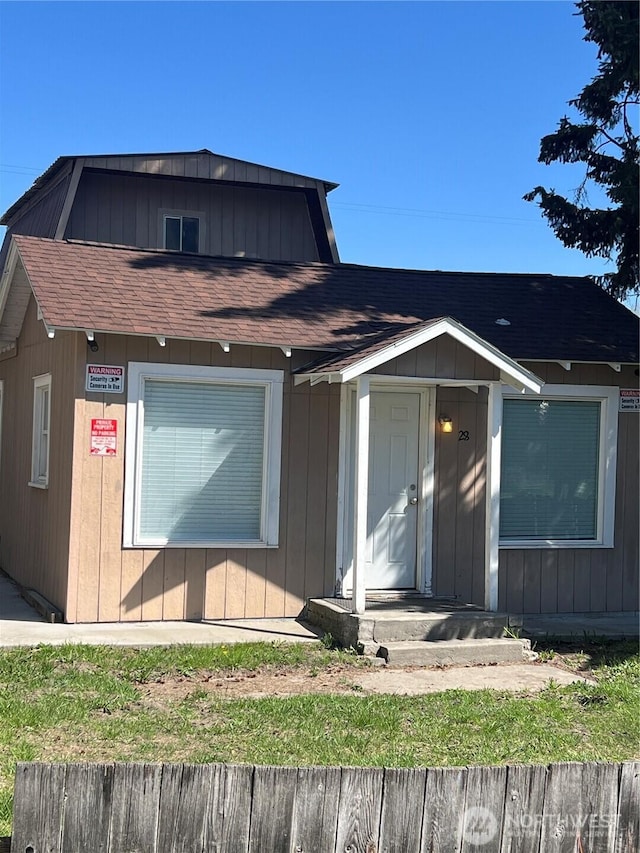 28 N Fir St, Omak, WA 98841 - view of front of property featuring roof with shingles