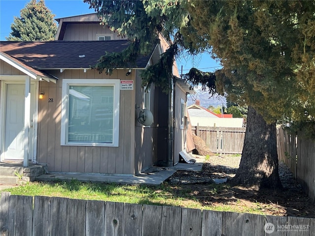 28 N Fir St, Omak, WA 98841 - view of property exterior featuring roof with shingles