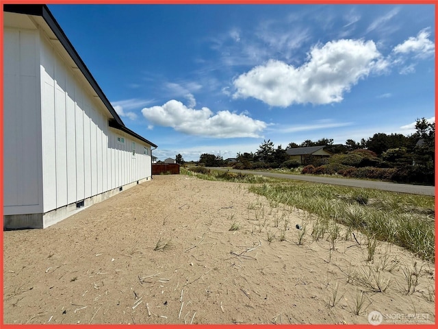 455 N Portal Loop SW, Ocean Shores, WA 98569 - view of yard featuring dirt driveway