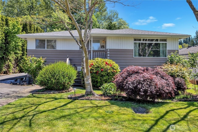 10208 28th Ave SW, Seattle, WA 98146 - ranch-style house featuring a front yard